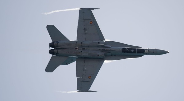 Un avion de vânătoare F-18 efectuează o demonstrație aeriană în cadrul Spectacolului Aerian Internațional Torre del Mar 2024, organizat pe plajă