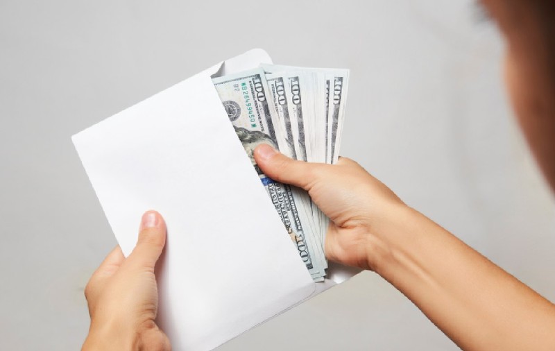A cumpărat o geantă second-hand, iar în căptușeală a găsit un plic plin cu bani și un mesaj de răzbunare