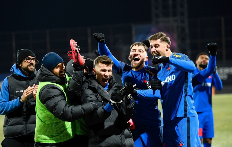 FCSB a învins pe final la Cluj-Napoca și s-a apropiat de campioana en-titre în clasament. Meciul, întârziat de căderea nocturnei