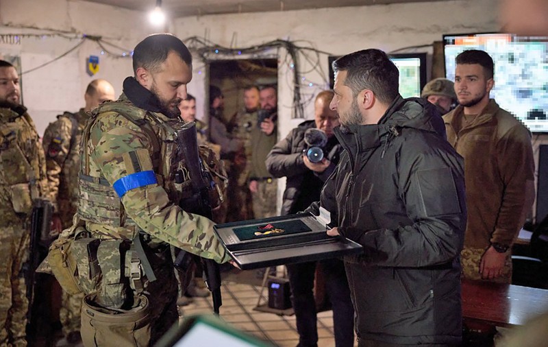 Volodimir Zelenski a decorat 700 de luptători ucraineni. „Ucraina noastră este apărată de astfel de oameni. Ei sunt puterea şi mândria naţiunii noastre” | VIDEO