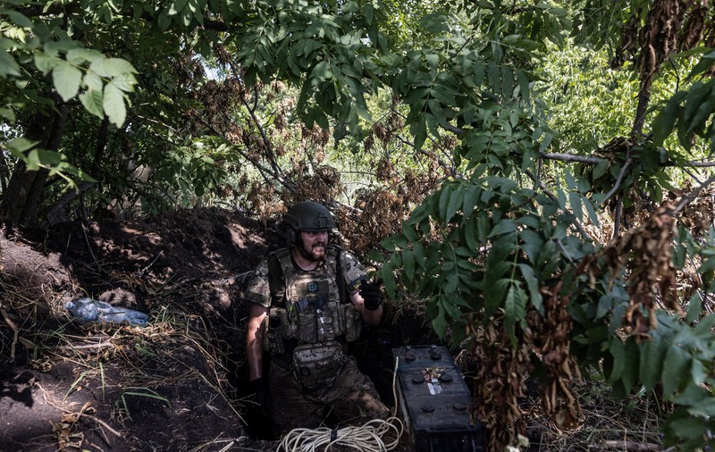 Un jurnalist AFP s-a ales cu răni produse de schije, lângă Bahmut, în urma unui atac cu dronă efectuat în timp ce realiza un reportaj