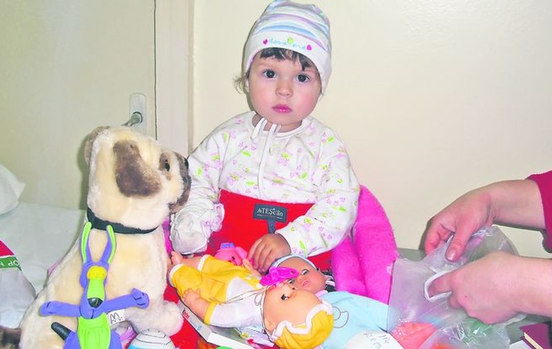 Fetiţa aruncată de mama ei în curte, vizitată de Moş Nicolae