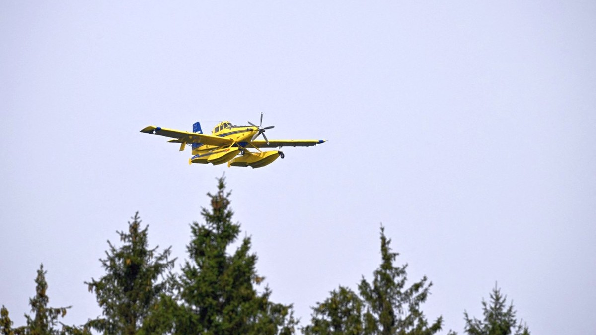 Un avion SE-MHN luptă împotriva unui incendiu de vegetație care afectează rezervația naturală Hautes Fagnes, în estul Belgiei, pe 16 august 2026