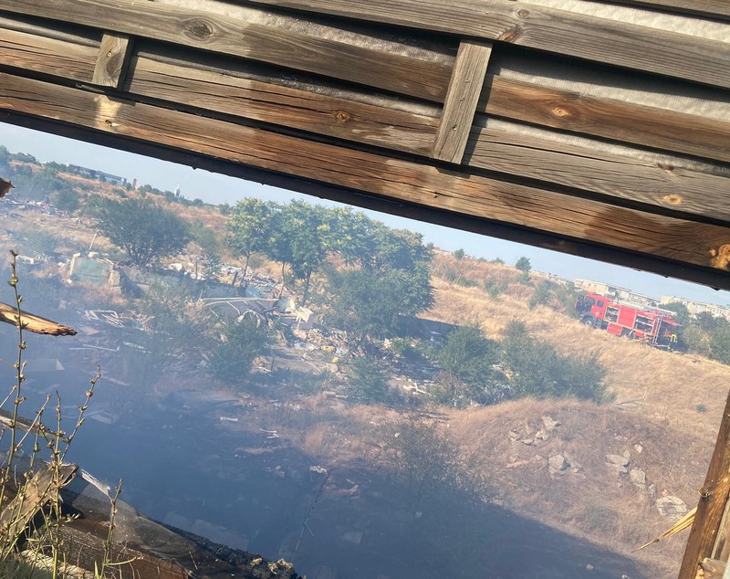 Incendiu de vegetaţie uscată în Arad. Focul s-a extins spre autostradă și a cuprins panourile fonoabsorbante de pe margine