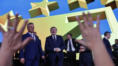 Crin Antonescu printre doamnele care-i făceau cu mâna FOTO Vlad Chirea