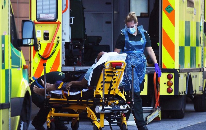 Mesajul unui paramedic român din Londra: “Stați acasă, vă rugăm. Am văzut ditamai oamenii doborâți de frică”