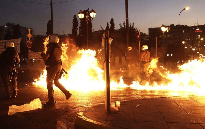 Criza din Grecia | Reformele necesare rămânerii în zona euro, adoptate în timp ce oameni protestează | VIDEO
