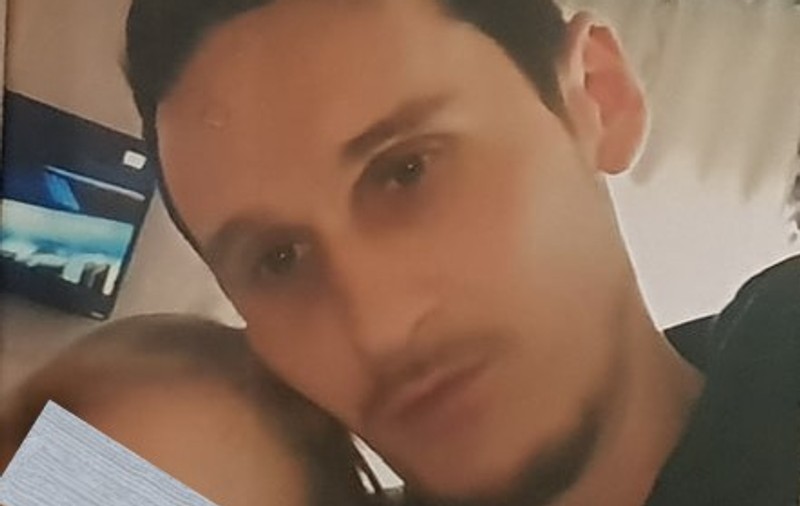 Calculatorul și telefoanele bărbatului care și-ar fi sechestrat concubina în Argeș, ridicate de polițiști. Individul a fost la audieri