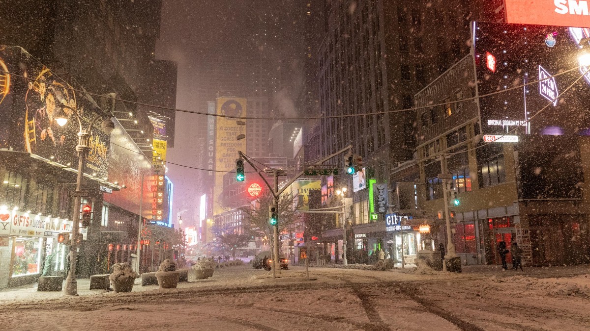 O stradă din New York pe care ninge.