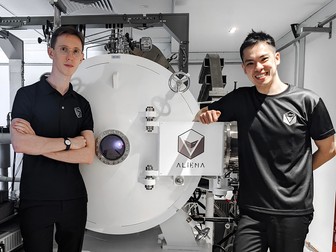 Împreună cu partenerul său singaporez Mark Lim lângă o cameră de vid unde testează motoarele cu plasmă