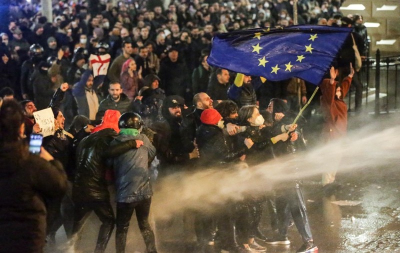 Manifestații violente în Georgia împotriva unei legi „de inspirație rusă”. Polițiștii au intervenit cu tunuri cu apă