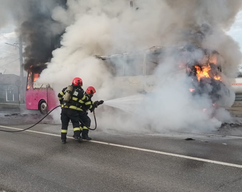 Un autocar plin cu copii a luat foc în județul Neamț, în dreptul unei stații GPL