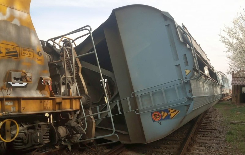 Un vagon al unui tren de marfă, răsturnat în județul Bihor. Alte două vagoane au deraiat