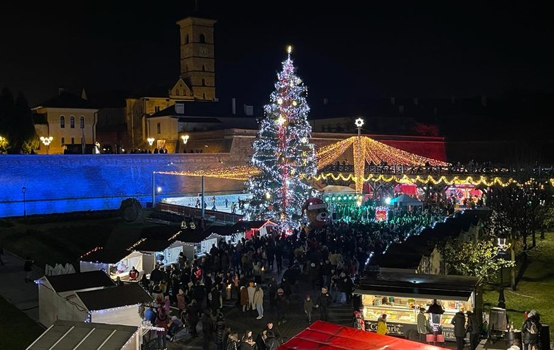 Prețuri la târgul de Crăciun din Alba Iulia: Cât costă un vin fiert, o cafea, o ciocolată caldă, un langoș sau un burger