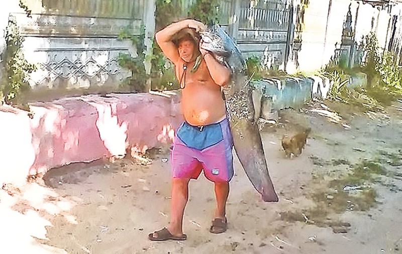 «A sărit peştele pe mine să mă muşte!»