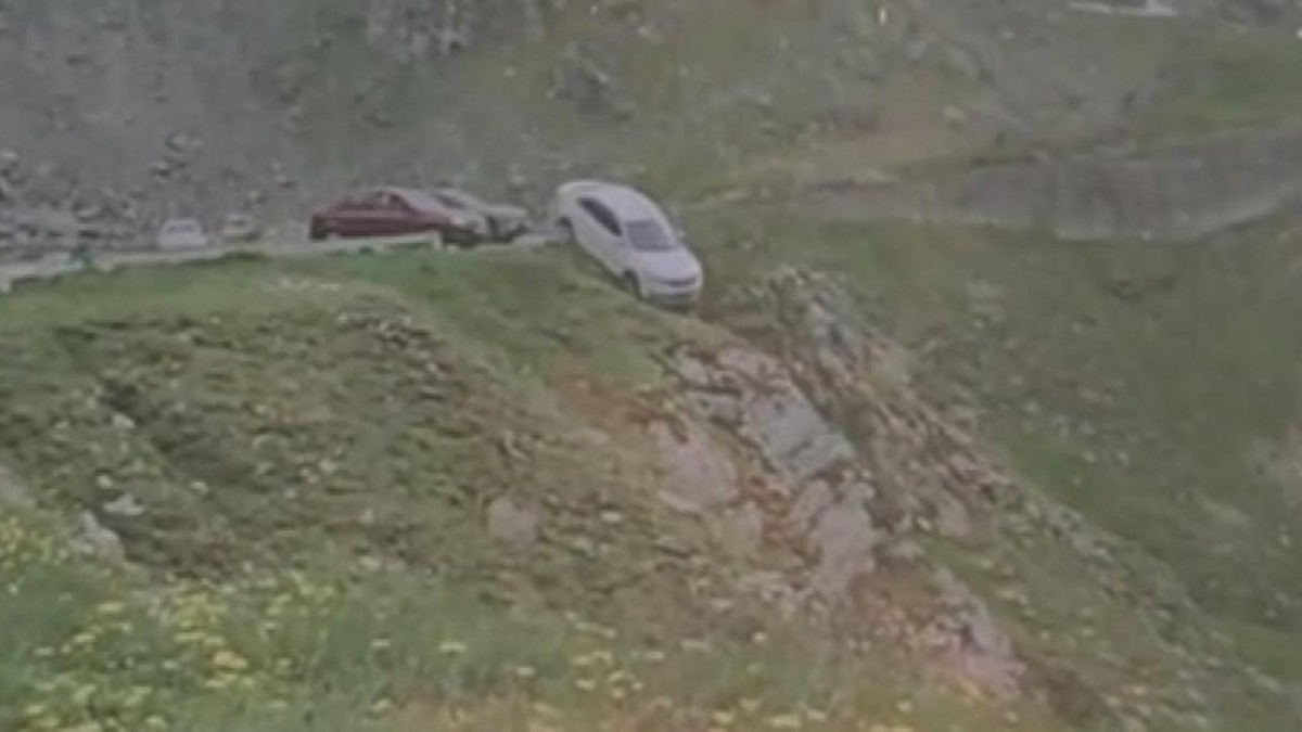 O șoferiță a rămas fără mașină pe Transfăgărășan pentru un selfie