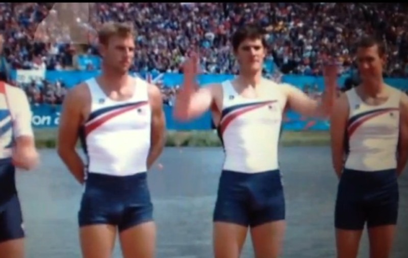 CEL MAI STÂNJENITOR MOMENT de la JO! Ce a păţit un sportiv când a primit medalia | VIDEO