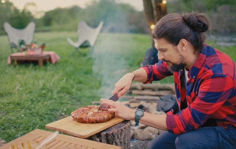 Cele mai bune rețete, gătite la foc deschis. Chef Alex Petricean îți aduce Memoria gustului de vară și te invită „Pe urmele focului”, alături de PENNY