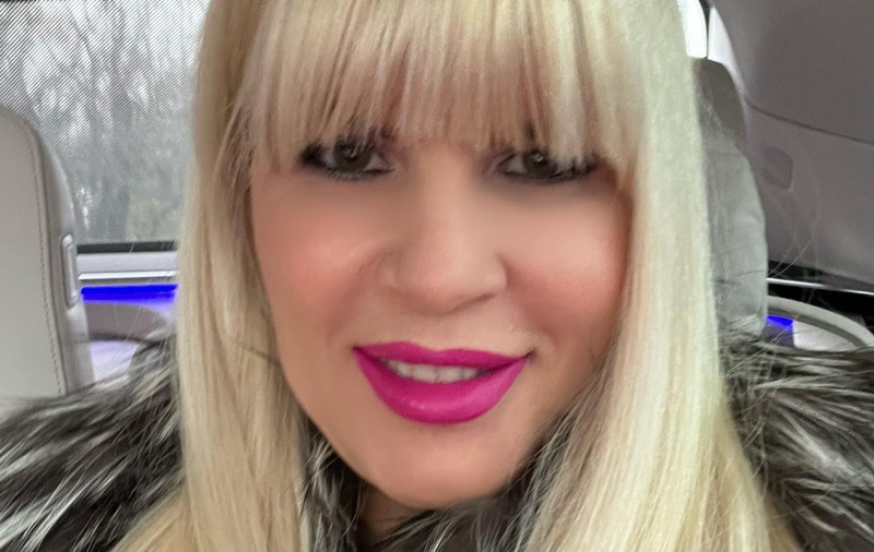 Cum a apărut Elena Udrea de Revelion 2026. Îmbrăcată în haină de blană și încălțată în sandale, s-a pozat cu Adrian Alexandrov