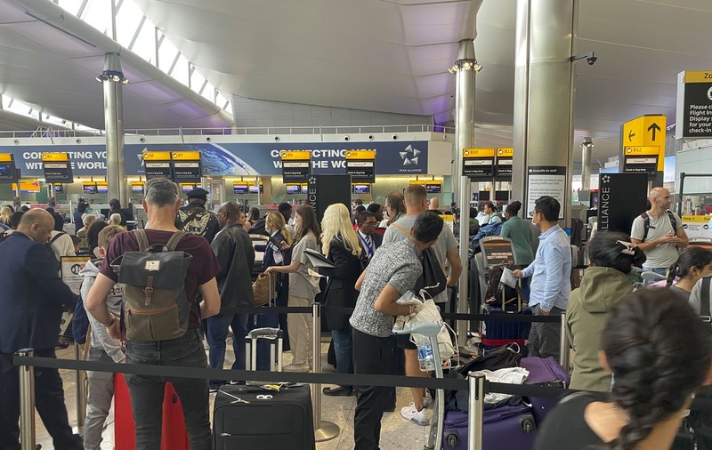 Directorul Heathrow susține că de vină pentru haosul din aeroporturi sunt pasagerii care își iau la ei prea multe produse de machiaj