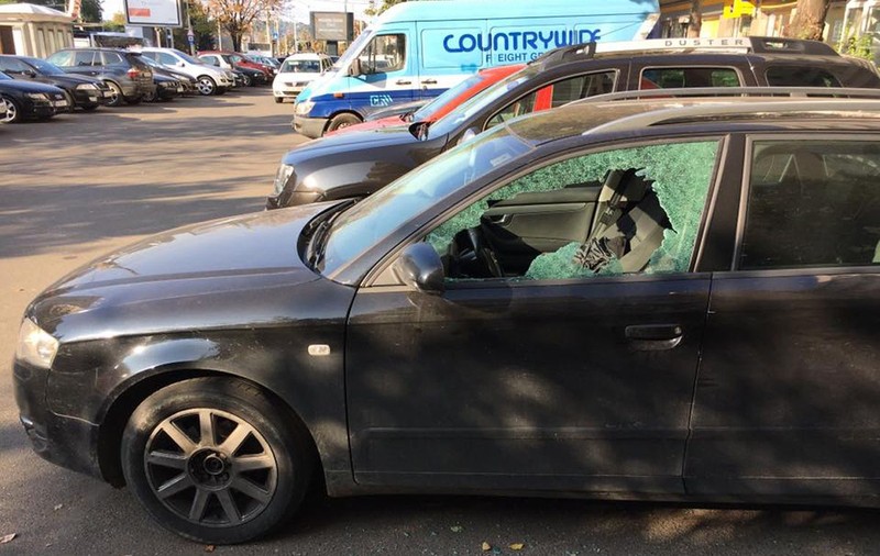 Un tânăr a vandalizat șapte mașini într-o parcare. A realizat ce făcuse abia după ce s-a trezit din beție