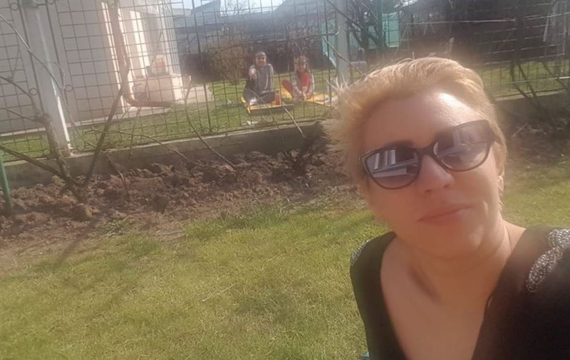 Medicii despărțiți de copiii lor din cauza coronavirusului vorbesc despre chinuitoarea iubire la distanță. ”Te rog, mami, dă-mi măcar mâna”