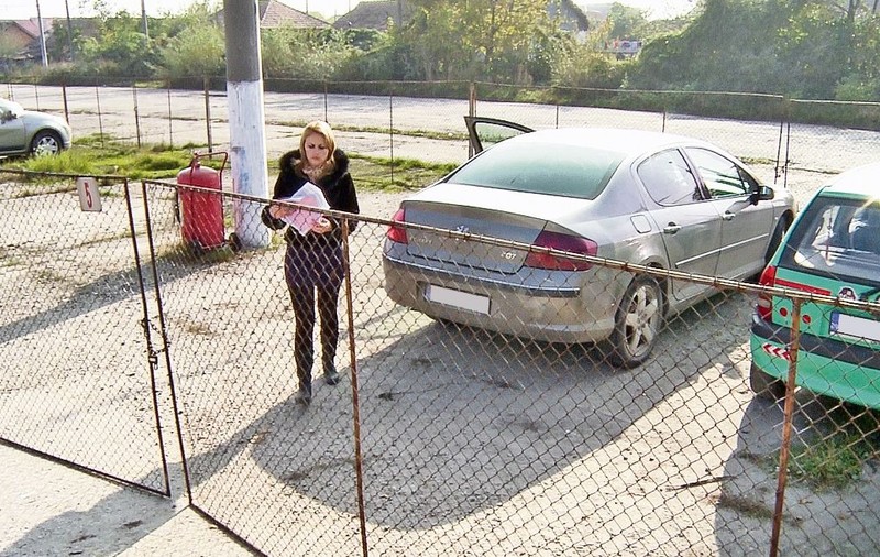 Ridicată cu tot cu mașină și închisă în parcul auto | VIDEO