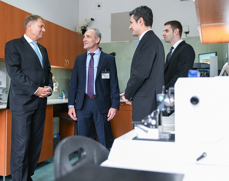 Iohannis, primit cu scandări la Institutul Oncologic din Cluj; S-a strigat ”Uniţi salvăm toată România" și ”Clujul vă susține!” (FOTO)