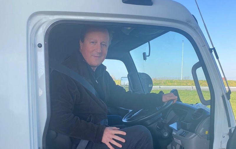 Fostul premier britanic David Cameron conduce un camion cu provizii pentru refugiații ucraineni, la granița cu Polonia