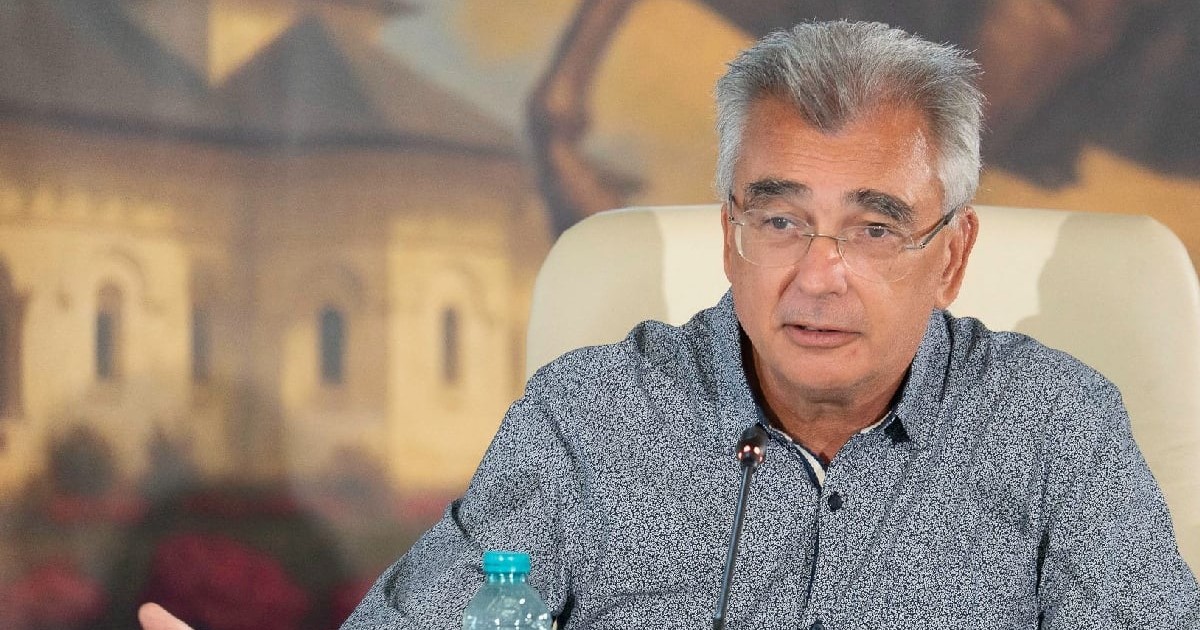 Petrișor Peiu, senator AUR, îmbrăcat într-o cămașă gri