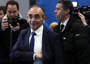Eric Zemmour, în vârstă de 63 de ani, este un scriitor, publicist și vedetă de televiziune de extremă dreapta | Foto: EPA-EFE/IAN LANGSDON