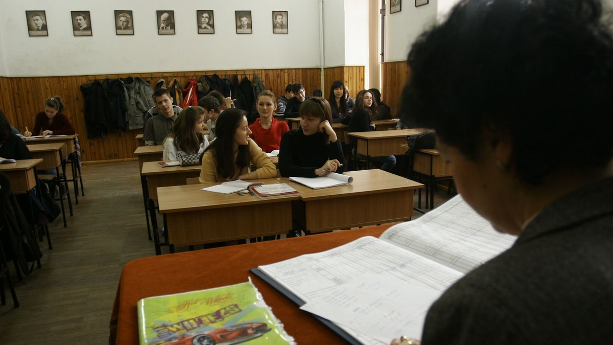 Profesorii cu vechime vor munci mai puțin