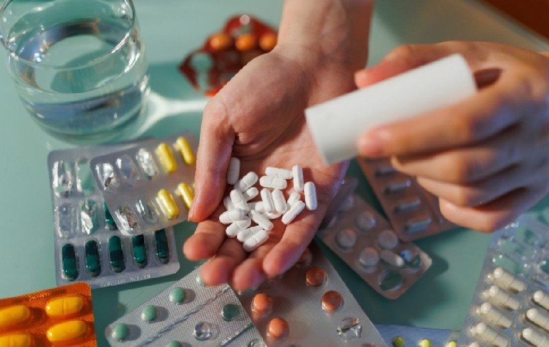 „Se pot pierde vieți!” Avertismentul dur al pacienților către Guvern, după ce Ilie Bolojan a anunțat tăieri la medicamentele inovative