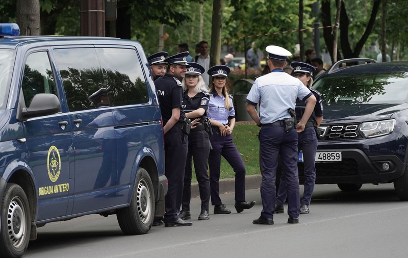 Bagaj suspect în fața unui centru comercial din sectorul 4. Pirotehniștii au găsit un geamantan gol