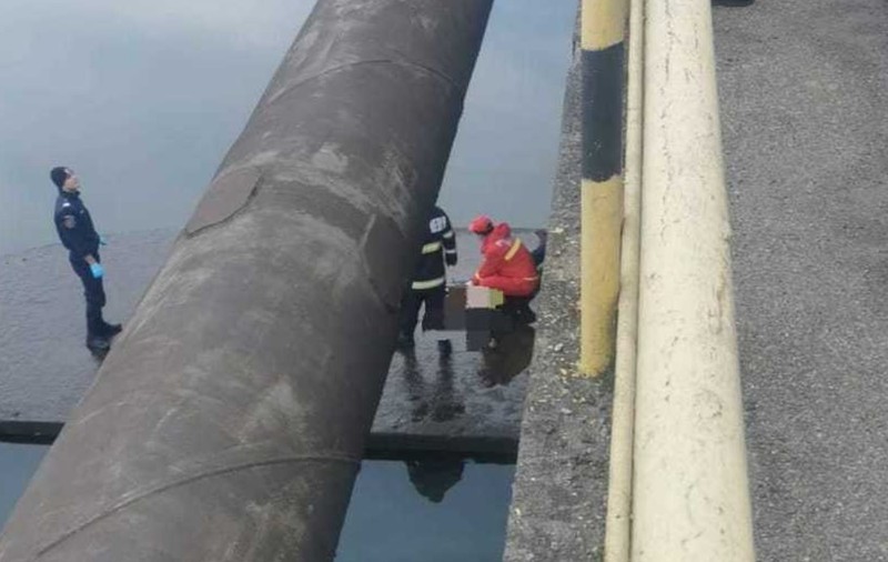Un bărbat s-a aruncat în râul Olt. Salvatorii ISU l-au scos din apă, dar a murit la spital