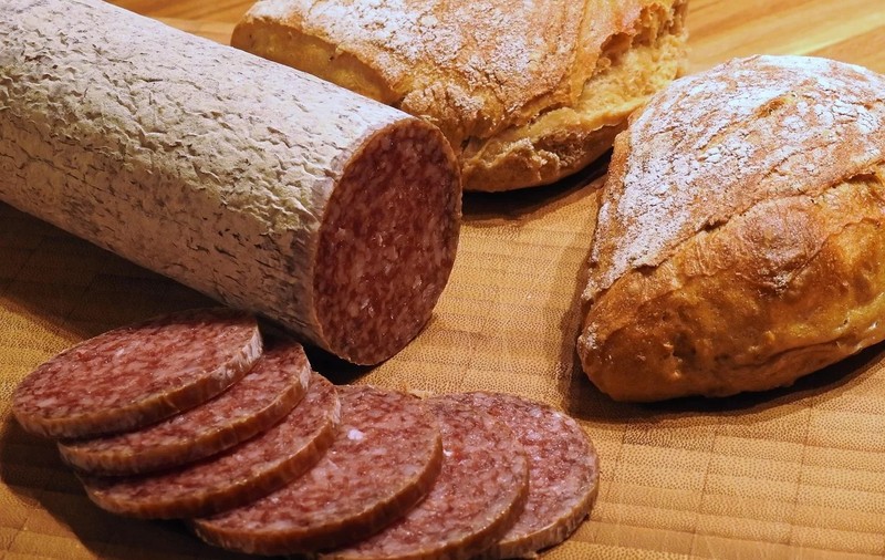 Cel mai râvnit mezel românesc, „salamul de Sibiu”, se face în proporție de 60% la Bacău