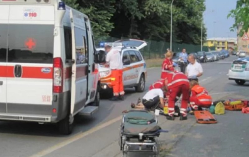 Un italian de 70 de ani a spulberat un copil român de 10 ani pe o trecere de pietoni! Șoferul nu-și mai făcuse revizia tehnică la mașină de 12 ani