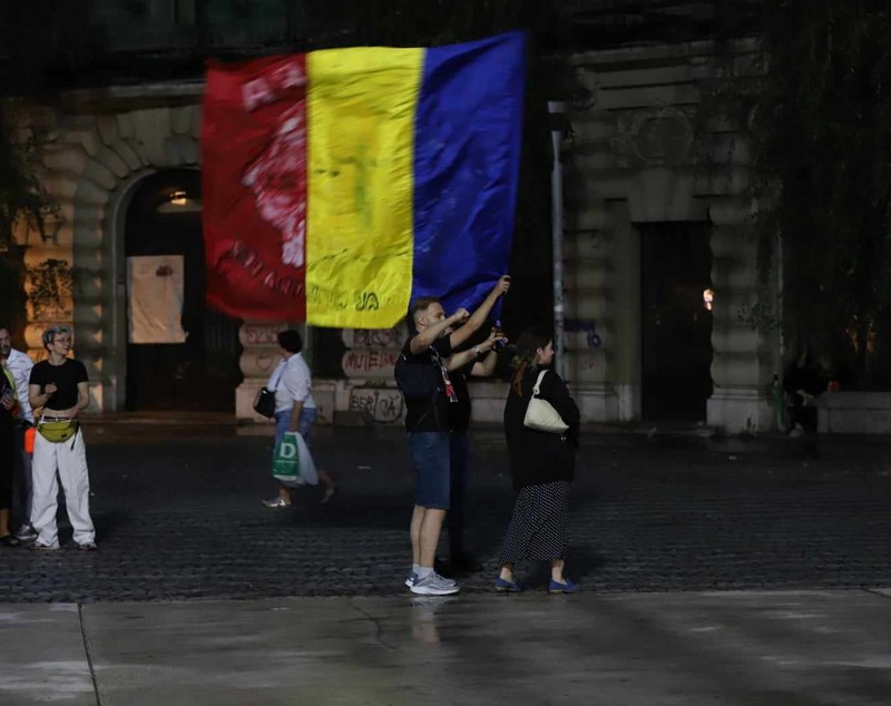 Incidente în Piața Universității, după România-Olanda 0-3. Jandarmii au reținut 3 persoane