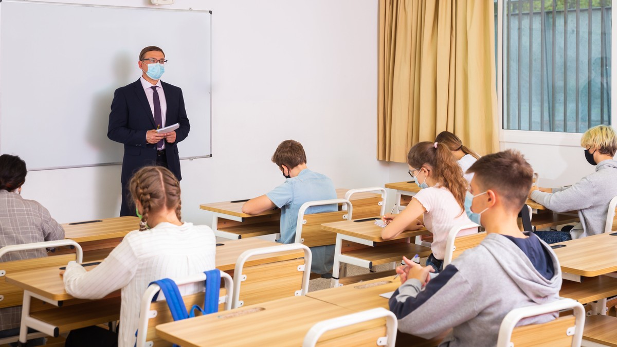 Profesor la ore cu elevi în pandemia de COVID. FOTO 123RF