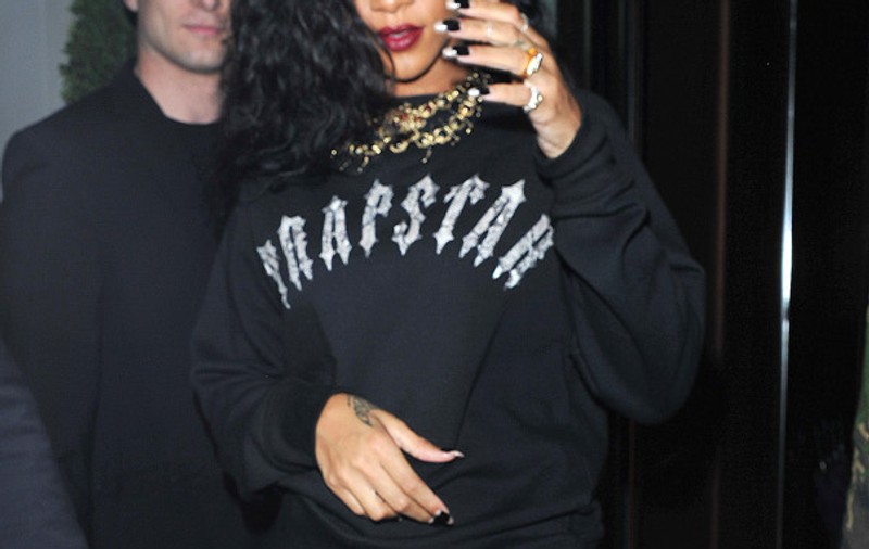 Rihanna, dată afară din club în şuturi