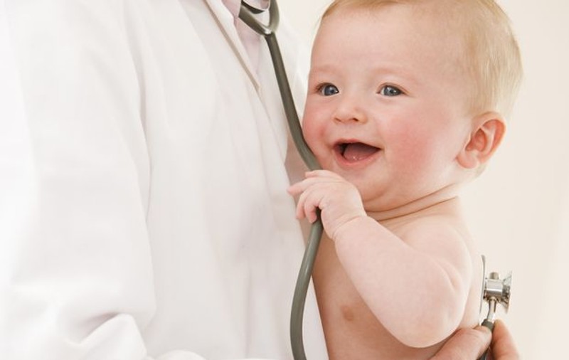 Bebeluşii simt mai puţină durere la vaccinare dacă li se dă zahăr înainte