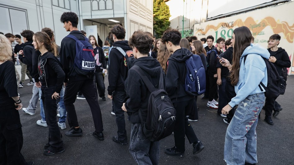 Zeci de elevi ai Colegiului Național „Gheorghe Șincai” din București au venit la școală îmbrăcați în negru, în semn de protest împotriva uniformei obligatorii. Foto: Vlad Chirea