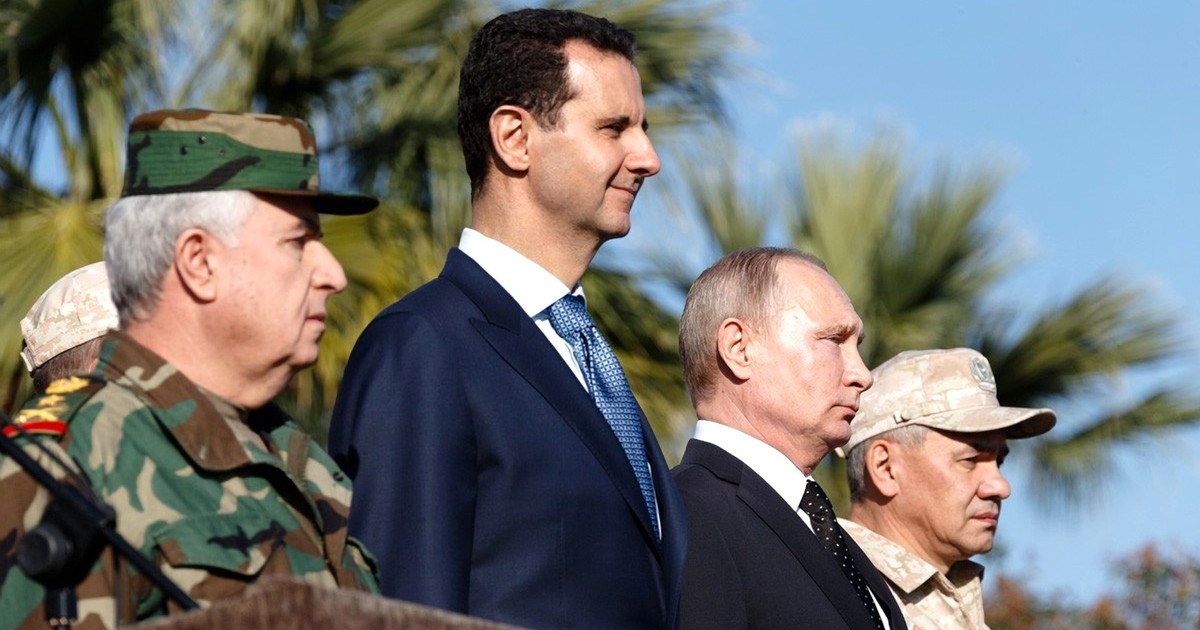 Vladimir Putin (al doilea din dreapta) și Bashar al-Assad, în dreapta sa, pe vremea când se considerau stăpâni în Siria Foto: Profimedia