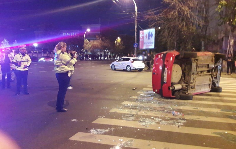 VIDEO / EXCLUSIV / Accident spectaculos în București. Un șofer s-a dat cu mașina peste cap