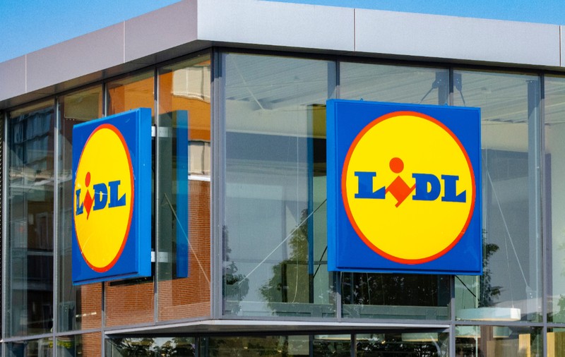Un casier la Lidl câștigă 2.775 de euro pe lună și are beneficii, în Germania. Cât câștigă un vânzător la Lidl în România