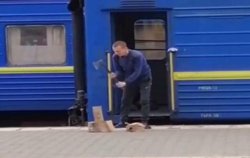 VIDEO VIRAL: un conductor taie lemne pentru încălzirea vagoanelor pe peron, în gara din Odessa. „Asta e Ucraina secolului 21”