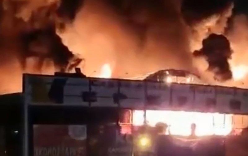 Un centru comercial din Ufa a luat foc „ca un chibrit”. 78 de pompieri ruși încearcă să stingă incendiul de amploare