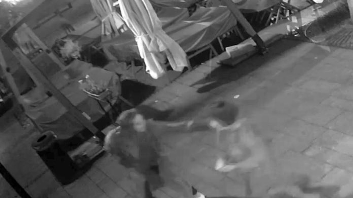 Două franțuzoaice au mâncat și au băut la Cluj și au fugit fără să plătească! Ele au fost filmate