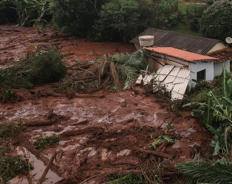 Coșmar în Brazilia după ruperea unui baraj. 37 de oameni au murit și aproape 300 sunt dați dispăruți. Un alt baraj s-ar putea rupe / FOTO