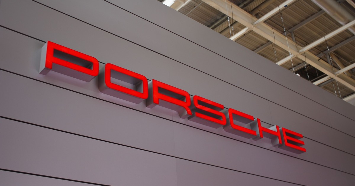 Porsche scris cu majuscule pe un perete gri